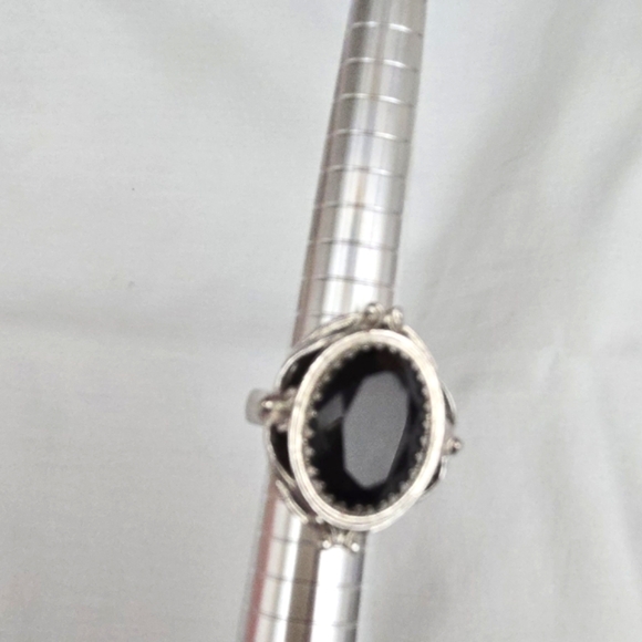 Vtg. WHITING & DAVIS Silver Ring with Ornate Design and Large Onyx Stone 6.5 - Picture 6 of 10